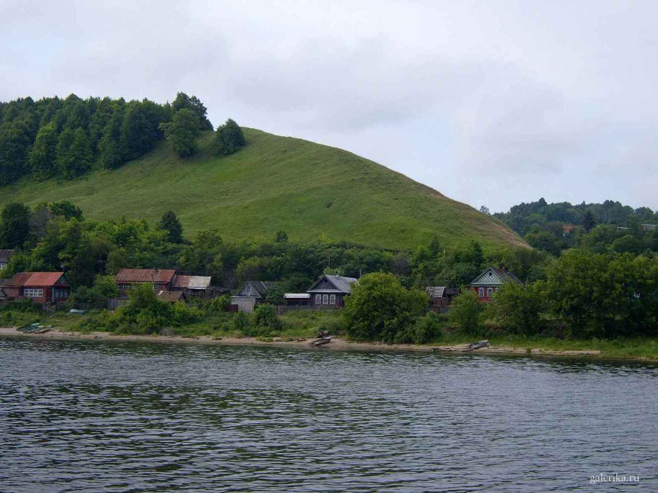 Деревня Слободка на берегу Волги.