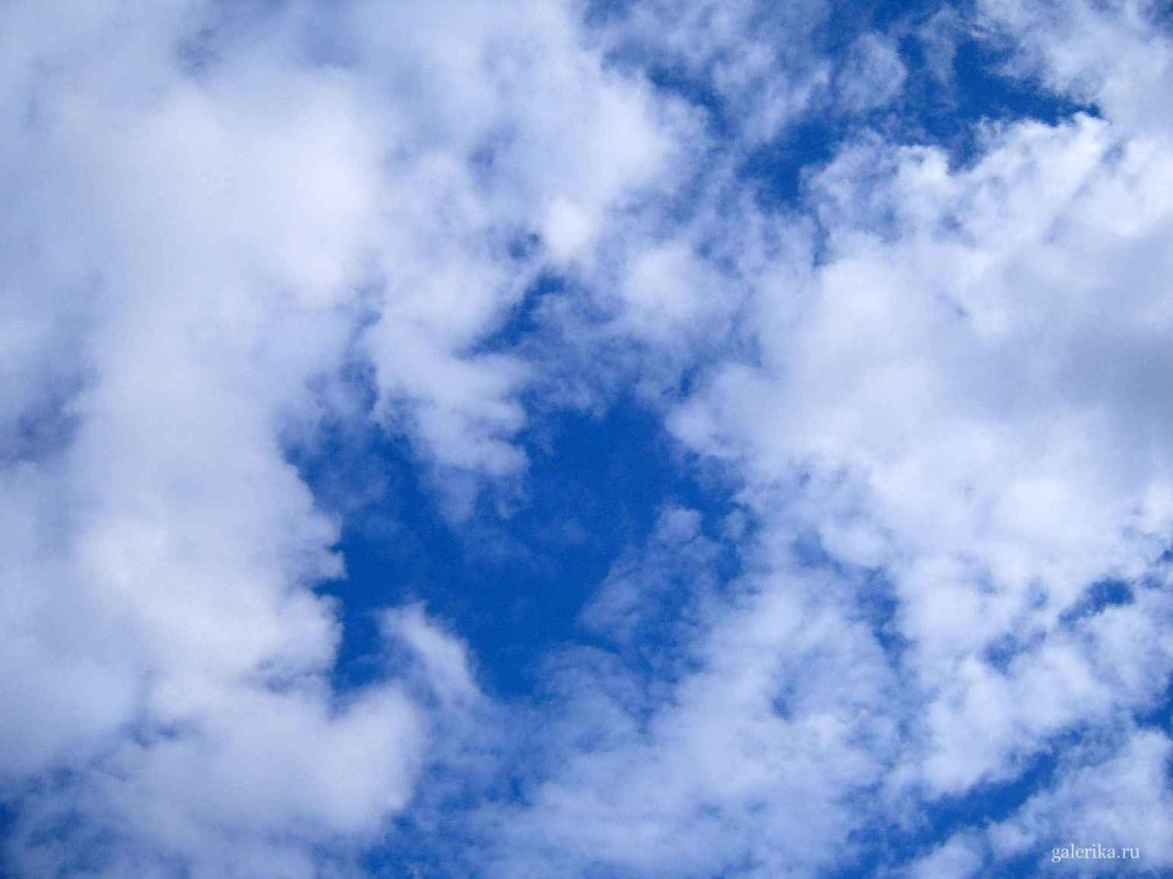На голубом небе белые облака.