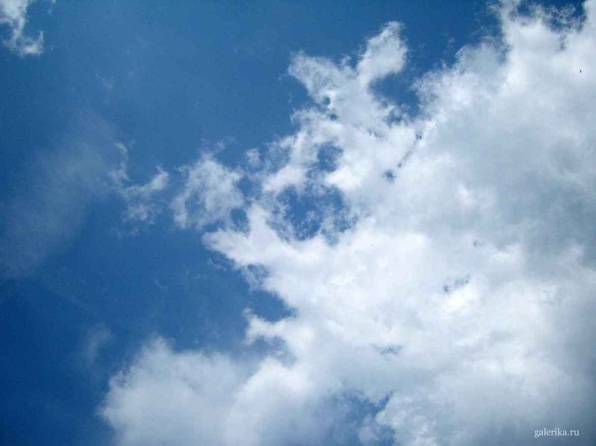 Голубое небо и рваное облако.