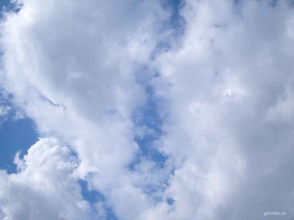 Ватные облака на голубом небе.