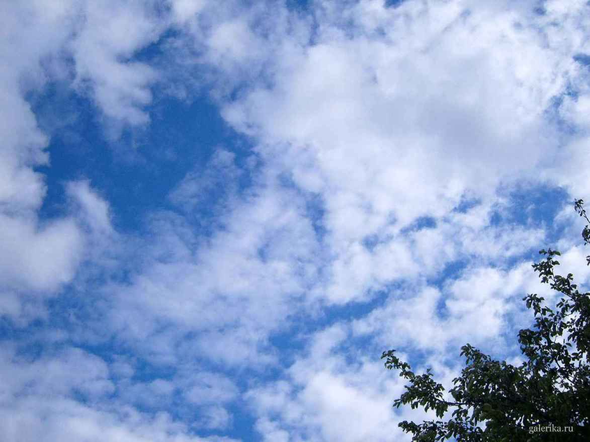 Рассеивающиеся облака на голубом небе.